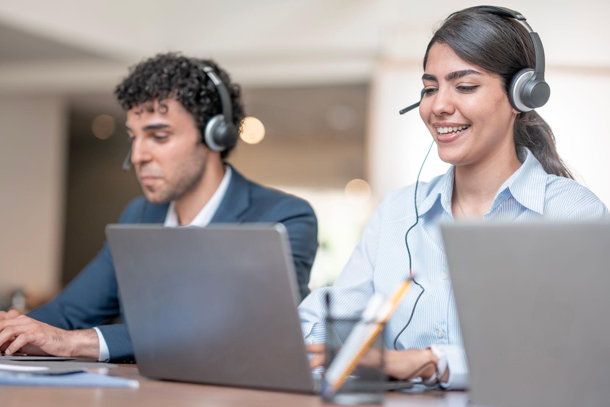 Profissional com headset prestando suporte ao cliente